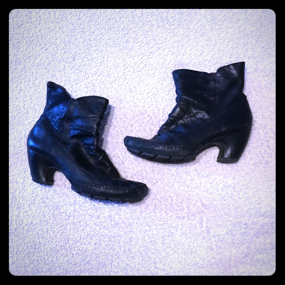 🚫Sold🚫 Indigo by Clark's booties